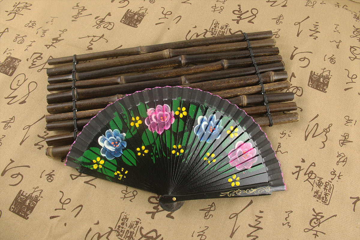 The History of the Spanish Fan The History of the Spanish Fan